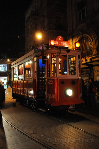 DSC_5938_1.jpg - Od horní stanice Tünel vede 1.6km dlouhá trať nostalgické tramvaje. Trať není propojena s ostatní tramvajovou sítí.