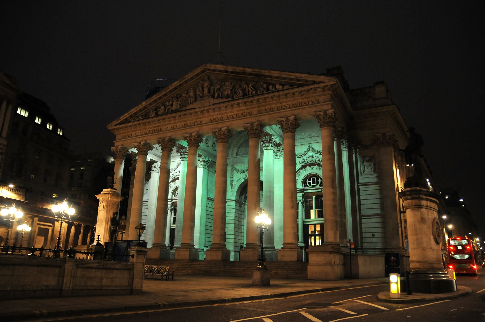 DSC_7810_1.jpg - Bank of England je centrální bankou Velké Británie známou také jako Stará dáma z Threadneedle Street nebo jen Stará dáma. Vykonává všechny funkce centrální banky: Spravuje měnu státu, sleduje a upravuje počet peněz v oběhu. Vykonává dohled nad ostatními bankami a poskytuje jim úvěry. Spravuje rezervy státu. Banka byla založena Skotem Williamem Patersonem roku 1694 za účelem stát se vládní bankou. Nabídl vládě půjčku 1,2 miliónů liber. Za to požadoval aby banka byla jmenována centrální bankou (The Governor and Company of the Bank of England) s právem vydávat bankovky. Královský patent povolující tuto činnost byl vydán 27. července 1694.