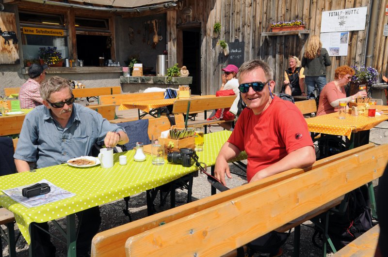 DSC_9854_1.jpg - Na chatě Totalphütte potkáváme Vaška a Petra slunící se a vychutnávající si občerstvení, které dobře vybavená chata nabízí.