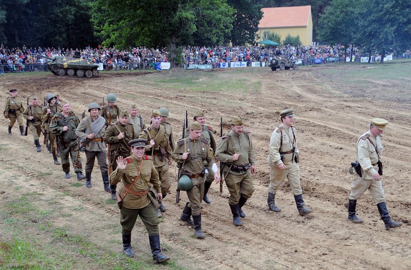 DSC_2724_1.jpg - Účastníci dopolední bojové ukázky odcházejí z Arény za potlesku přihlížejících diváků.