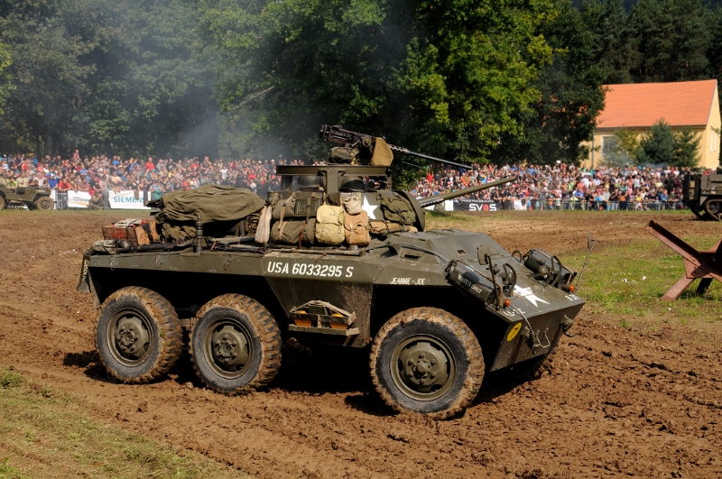 DSC_0786_1.jpg - Americké šestikolové vozidlo M8 Greyhound s pohonem všech kol 6x6 byl původně zámýšlen jako rychlý stíhač tanků, ale následně byl byl během 2. světové války využíván především jako doprovodné a průzkumné vozidlo.